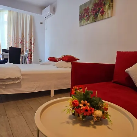 Azizi - Center Piscina Apartment *