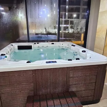 Azizi - Center Piscina Apartment *