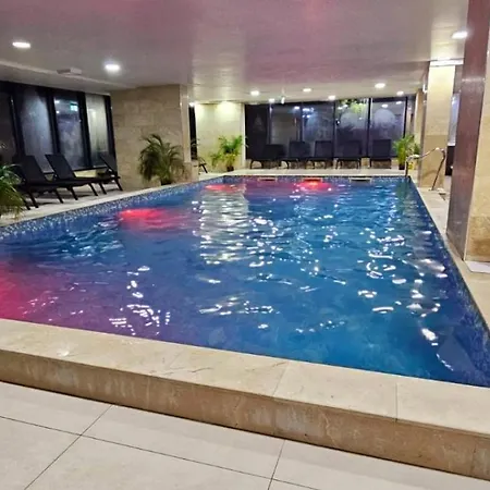 Azizi - Center Piscina Navodari