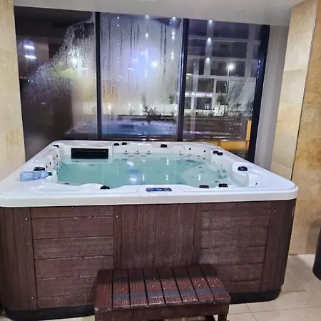 Azizi - Center Piscina * Navodari