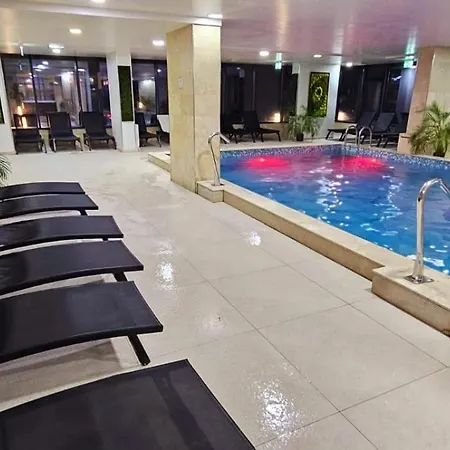 Azizi - Center Piscina Apartment Navodari