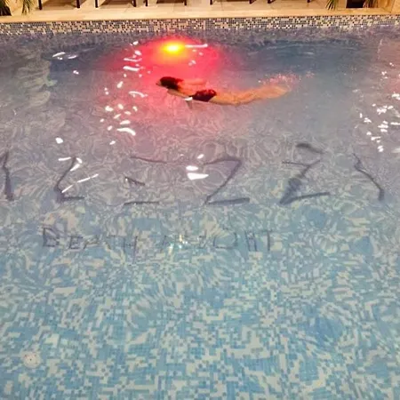 Azizi - Center Piscina
