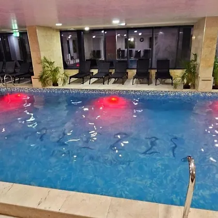 Azizi - Center Piscina Apartment Navodari