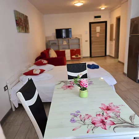 Azizi - Center Piscina Apartment