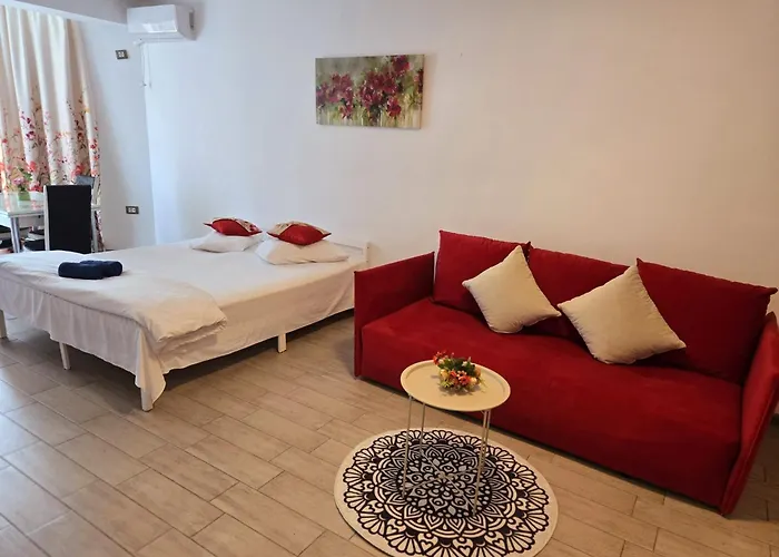 Azizi - Center Piscina Apartment *