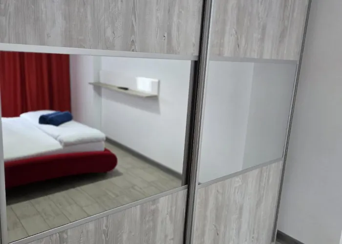 Azizi - Center Piscina * Navodari