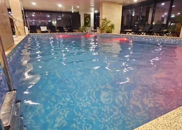 Azizi - Center Piscina Apartment