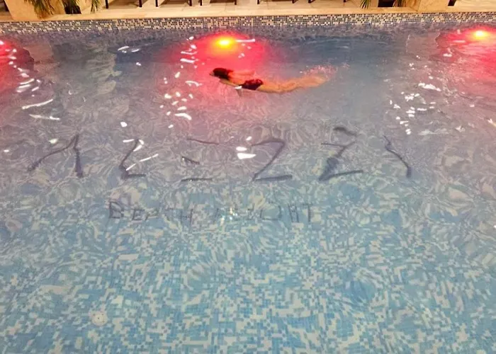 Azizi - Center Piscina