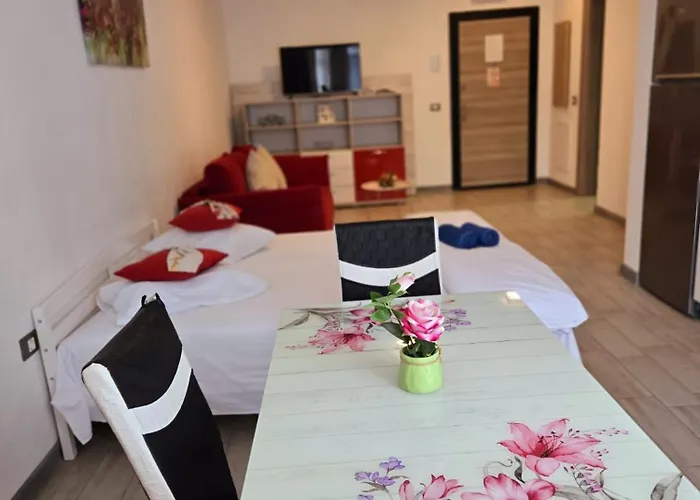 Azizi - Center Piscina Apartment